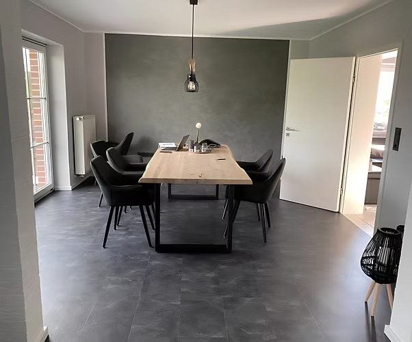 Esszimmer mit Spachteltechnik-Wand in Betonoptik