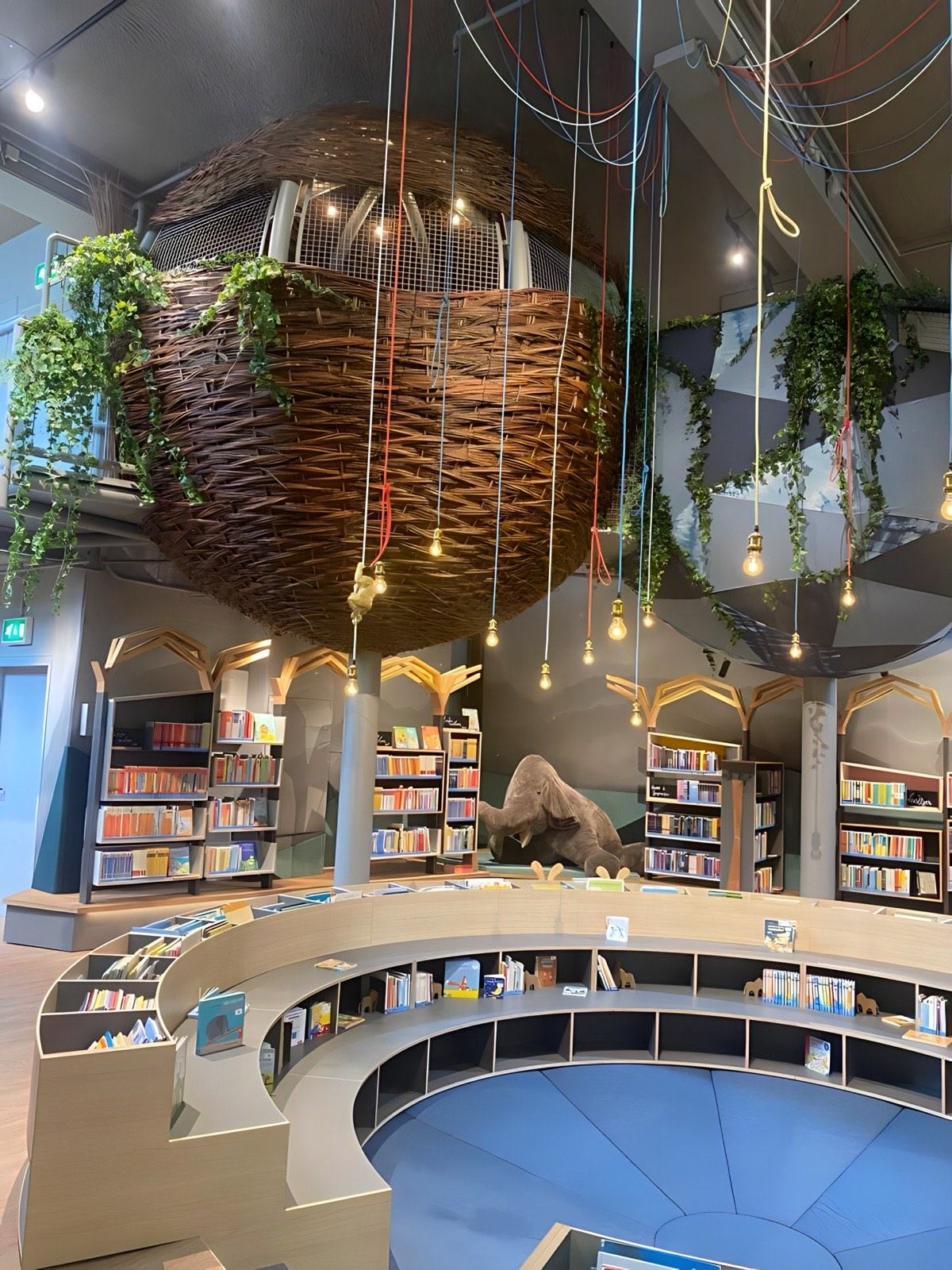 Stadtbibliothek Gütersloh nach der Sanierung: fertige Kinderbibliothek