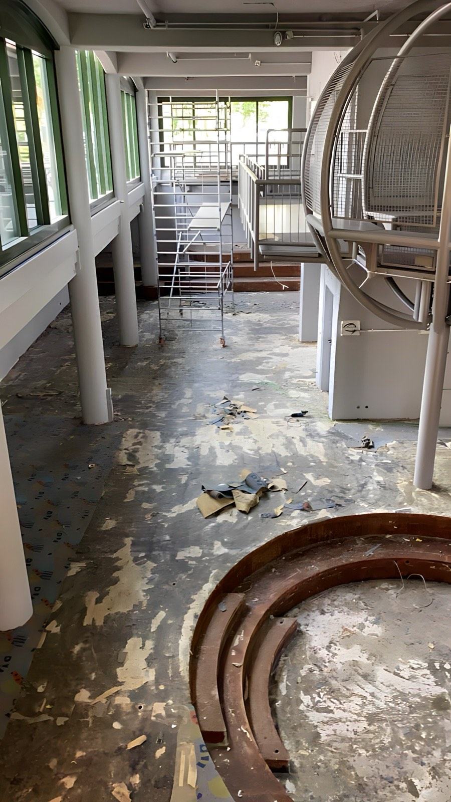Stadtbibliothek Gütersloh vor der Sanierung: entkernter Boden