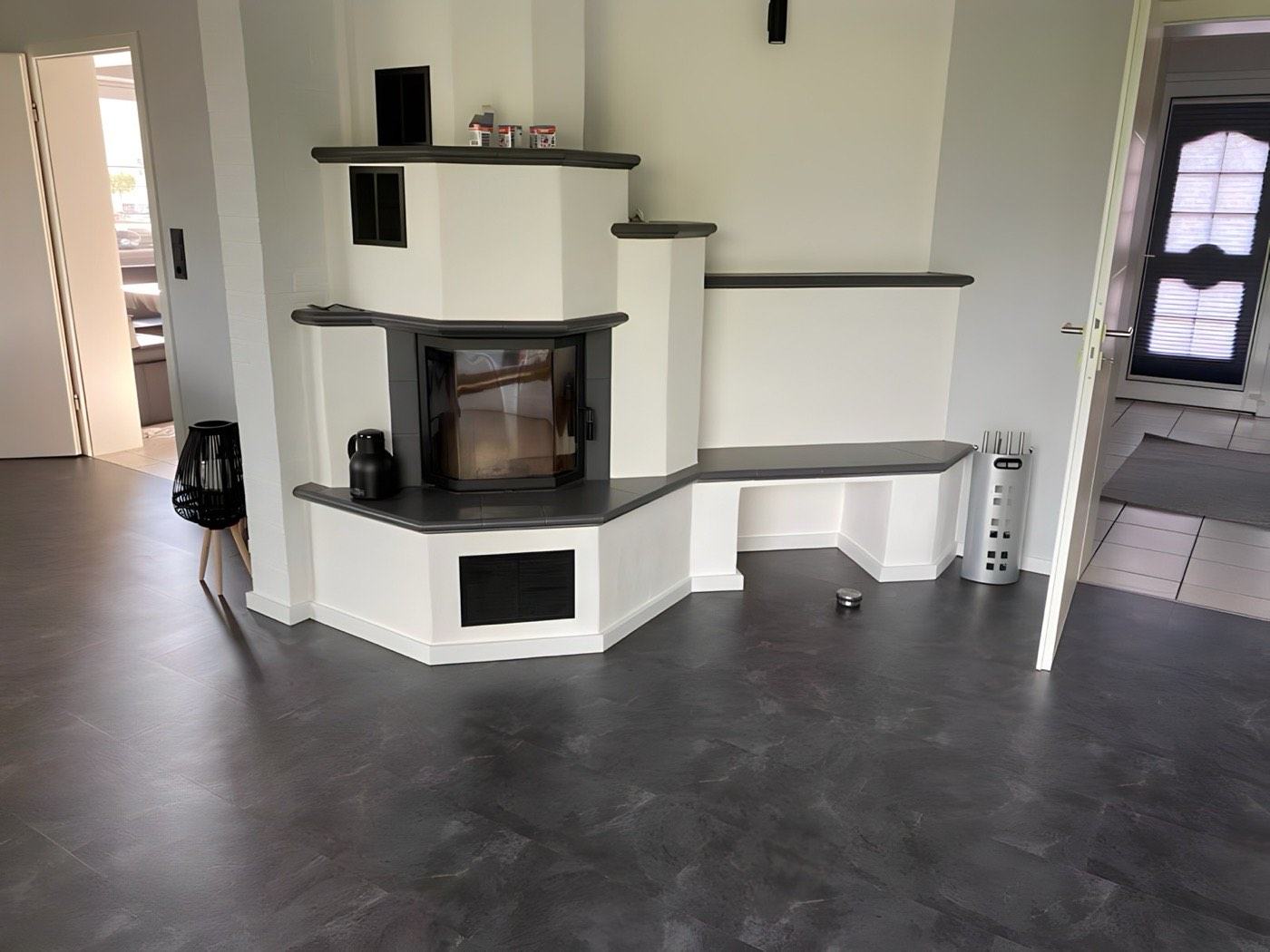 Dunkler Vinylboden in Steinoptik im Wohnzimmer mit Kamin