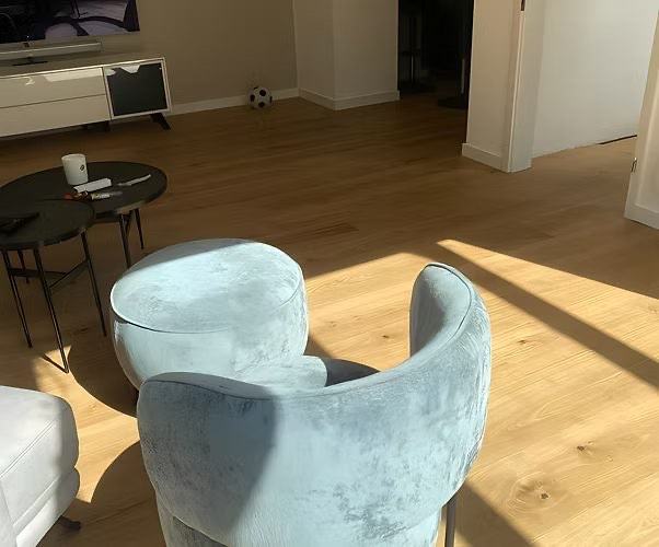 Wohnzimmer mit neu verlegtem Eichenparkett
